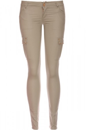 Beau pantalon gris avec clous sur les poches. 13€