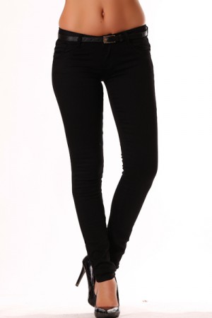 Pantalon sobre et tendance en Noir avec ceinture noire  31€